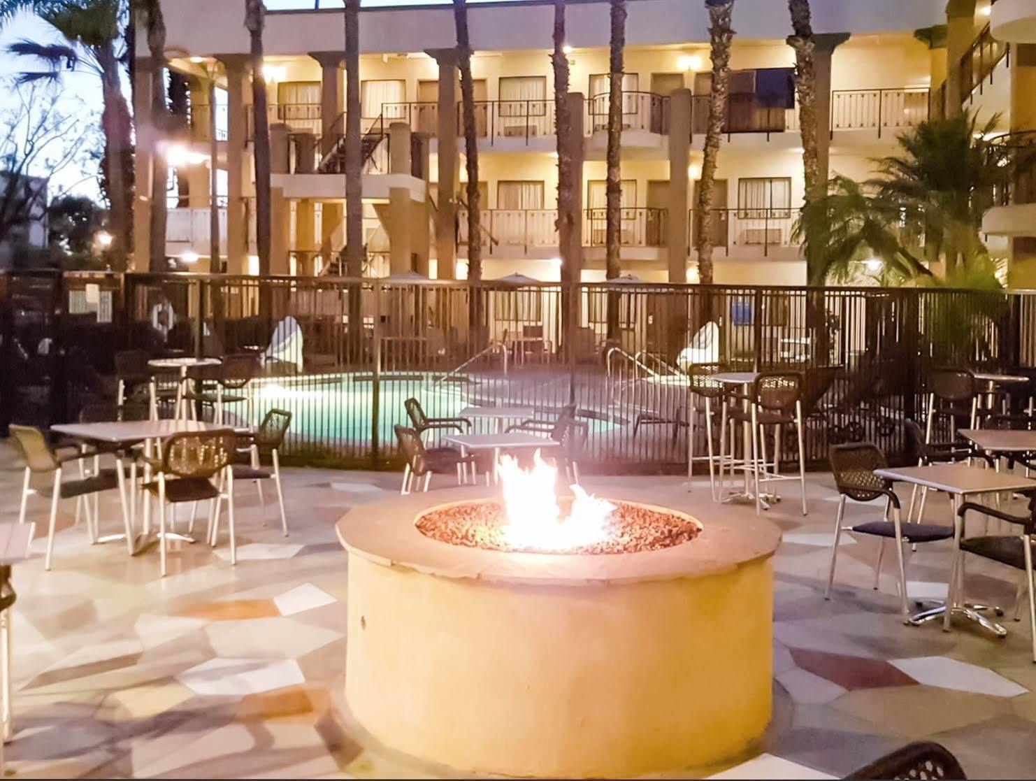 סנטה אנה Comfort Inn & Suites Orange County John Wayne Airport מראה חיצוני תמונה